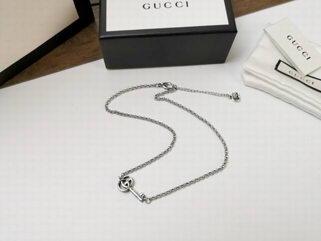 项链 手链 Gucci古奇双G钥匙项链 手链G镂空图案交替呈现 边缘匠心添加饰带织纹滚边 时髦配饰 细节完胜个性又精致 整体有弧度搭配各种服饰都美得恰到好处