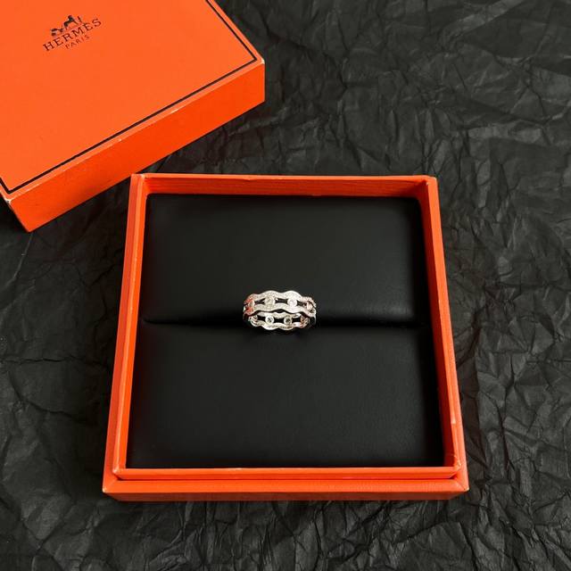 Hermes 爱马仕 这款戒指设计非常精致，高级 上手效果超级好看，一丝点缀很温柔得开又不失雅典高贵气质。 码数：678