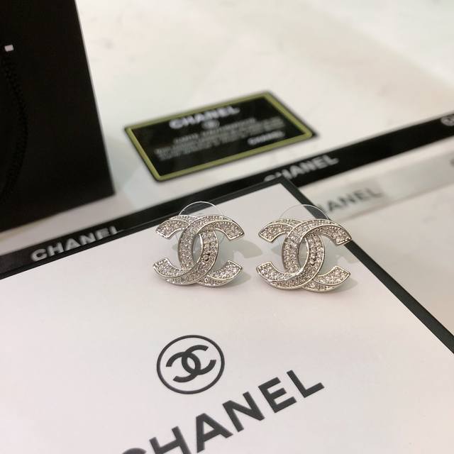 Chanel香奈儿小香耳钉！原版细节Logo热销款 市面最高版本！专柜1:1款式开模 专柜原版黄铜材质！小香经典Logo镶钻香奈儿珍珠耳钉 女神必备 超级显脸瘦
