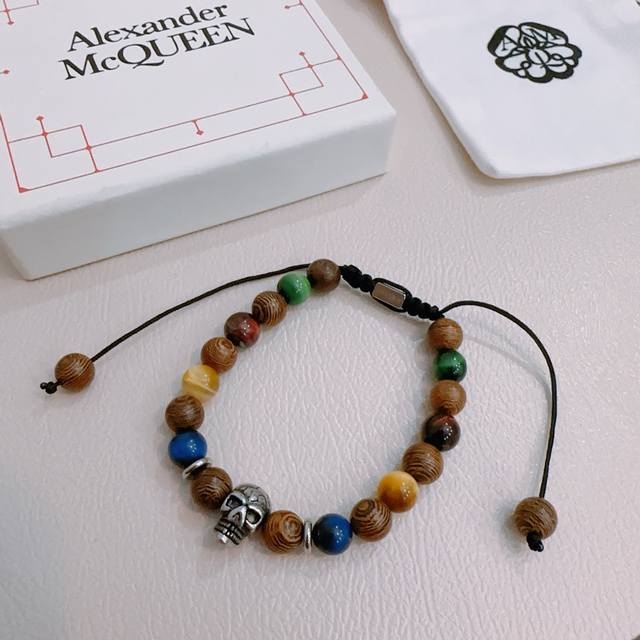 新款Alexander Mcqueen 亚历山大 麦昆 手链 专柜一致原版定制 骨子里那种叛逆浮夸朋克可内心又向往着美好的焦虑，对美的另一种诠释 男士火爆款出货