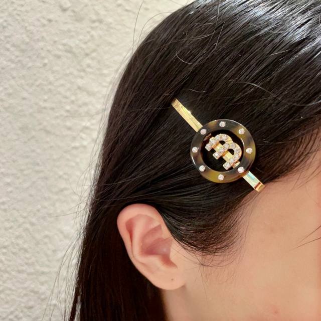 2025款 Miumiu 缪缪 发夹 精选专柜一致材质 精工打造简约奢华风 轻奢美腻了 发夹，