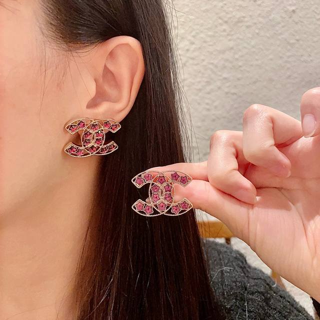 Chanel香奈儿 中古 耳钉小香家的款式真心无需多介绍每一款都超好看，精致大方，非常显气质.