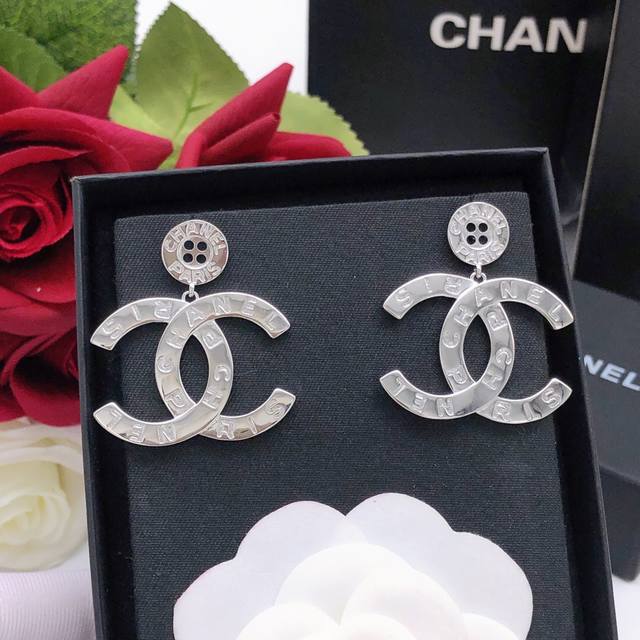 编号Xed0347 Chanel 原单新品 小香纽扣双C耳钉 高端品质，专柜1:1开模，专柜原版同黄铜材质！光面高级925银针防过敏处理，Cnc工艺，每个细节无