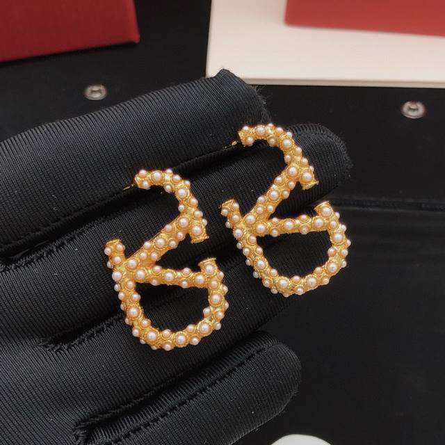 编号Ved0287 中号 Valenti*O最新款镶钻米珠耳钉 一致Zp黄铜材质