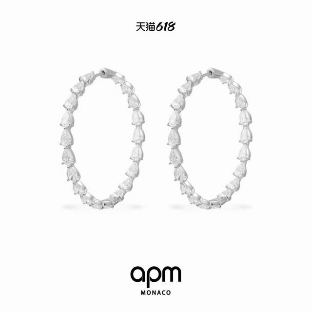 Apm Monaco新品水滴圆环银色耳环！简约风格诠释隽永时尚，精巧水滴形状，提升造型时尚，璀璨锆石点缀，绽放熠熠光芒，一抹大气银白色，营造视觉清爽感。