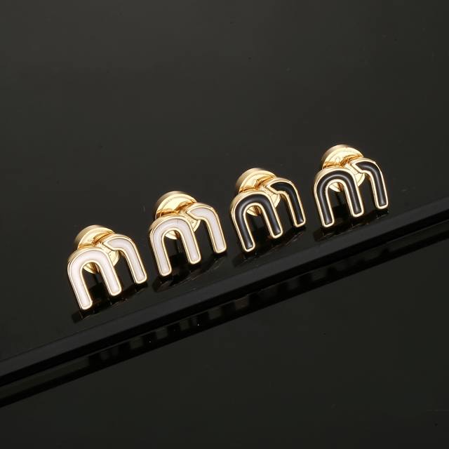 缪缪字母耳钉 经典金色系 小巧精致可爱 百搭 。复古造型设计 金色特别显白 穿衣搭配不挑人。