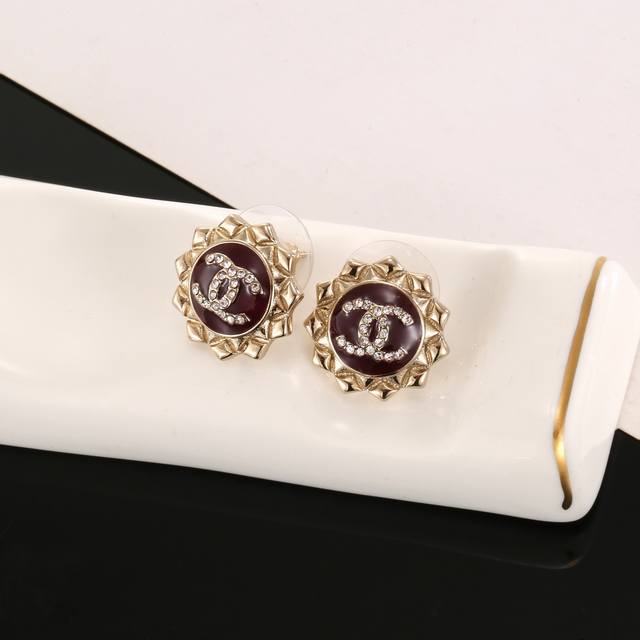 Chanel 香奈儿经典双C耳钉 这款随意搭配都是非常好看百搭时尚单品 日常款 很修饰脸型 很上档次的 很优雅气质 耳环
