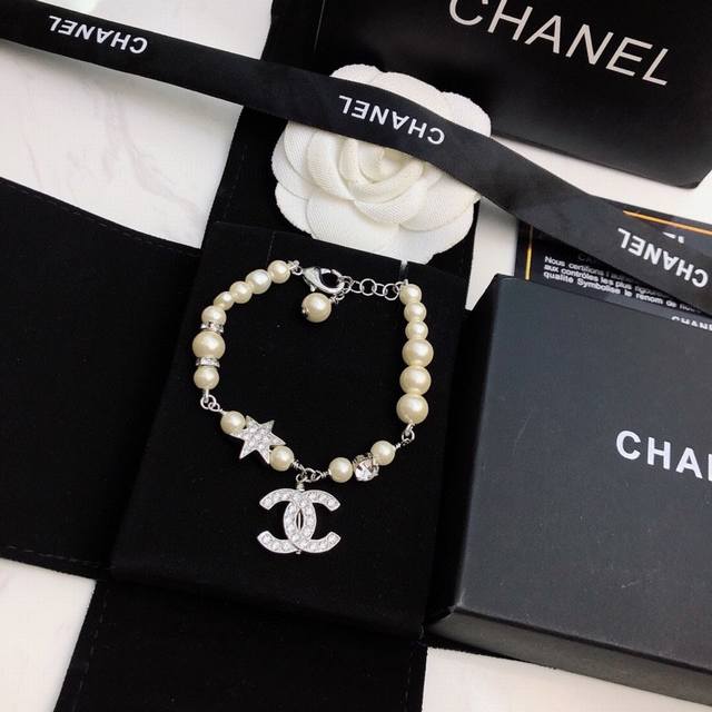 Chanel香奈儿 经典双C珍珠手链 原版复刻Logo 小香家的款式真心无需多介绍每一款都超好看，精致大方，非常显气质