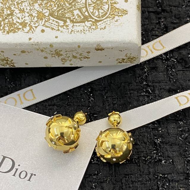 编码E2010 Dior耳钉热销款火爆上新 迪奥金属双球耳钉，一致Zp，黄铜质地 设计经典百搭，复古高级，略带几分优雅又不失小女人味～