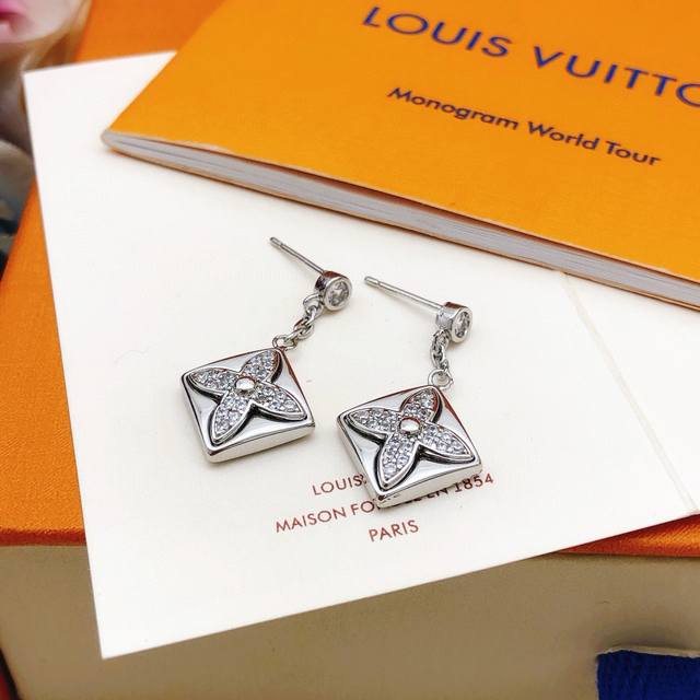 编号Led0288 Lv*最新款银色流苏耳钉 一致Zp黄铜材质