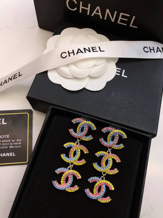 小香 Chanel香奈儿 长款流苏耳环 耳钉 代购级别出货啦 众多明星同款时尚清爽 长款流苏耳环精致的流苏让你的每一次亮相都是焦点～潮流时尚 气质优雅 相当的个