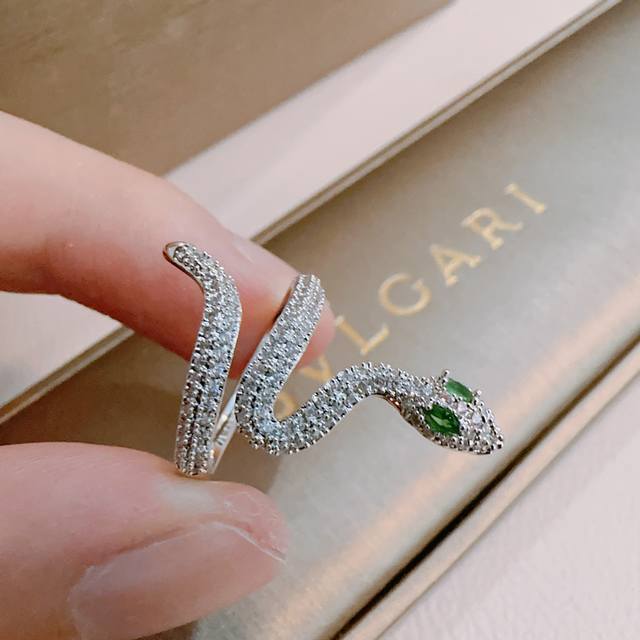 宝格丽戒指V金材质。Bvlgari宝格丽 Divas‘ Dream 系列 品相完美，细节无敌，那种独特的色泽完全无可挑剔，再缀以经典指环外形设计，简约之余却又优