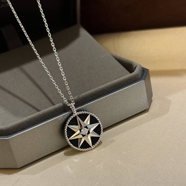 A4888 经典款 八芒星 黑玛瑙 罗盘 大号长链 毛衣链 终于到货啦！！高端工艺打造 S925纯银版 超赞的经典款 大方精致玲珑。 罗盘刻度面平整光滑 健康和