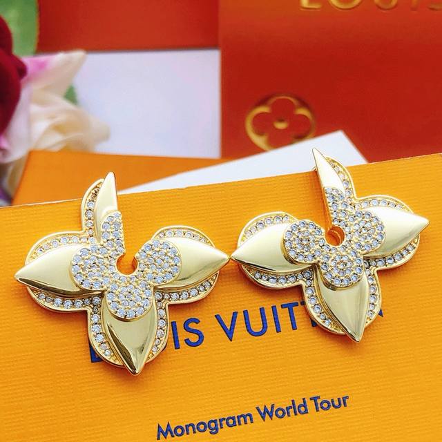 编号Led0252 Lv*最新款金色梅花朵镶钻耳钉 一致Zp黄铜材质