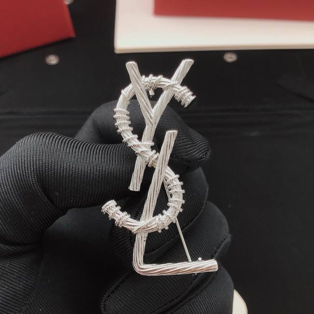 编号Yxz0044 Yvessaintlauren*最新款银色麻花胸针 一致Zp黄铜材质