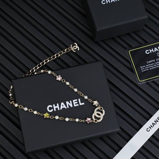 Chanel 25彩色星星字母颈链 春夏心动的一些彩钻小配饰 五颜六色的最适合春天啦 每颗星星的颜色不夸张 淡淡的又好清爽明亮一下子少女心爆棚啦