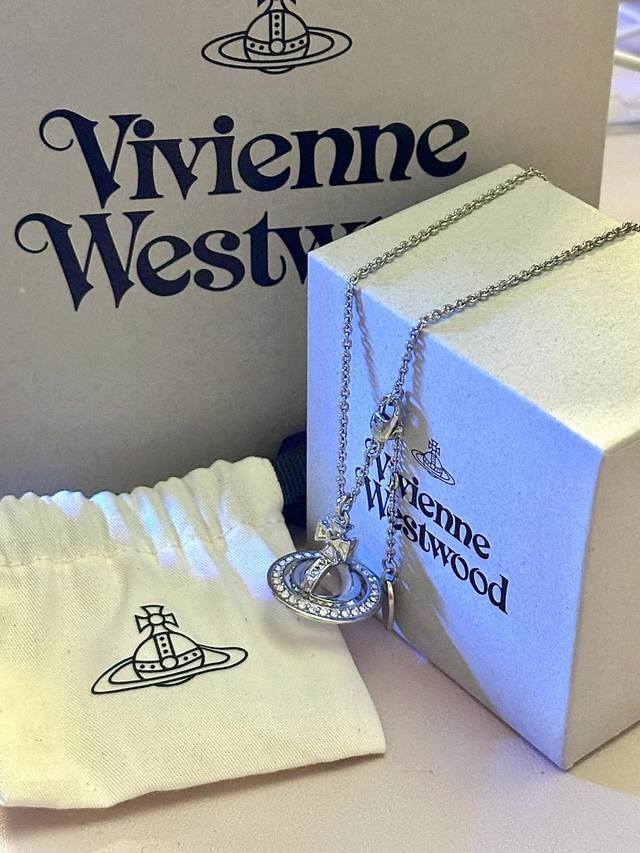 西太后项链 Vivienne Westwood英国时装设计师，时装的朋克之母！时尚潮流风格，品质强大，超美的设计！简约大气刺绣Logo精致这个款不用担心不好看，