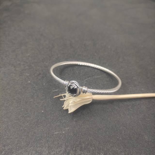 上新 David Yurman 3Mm纽线四方钻黑钻手镯，尺寸17Cm和19Cm两个尺寸，建议适合佩戴的手围15-18Cm