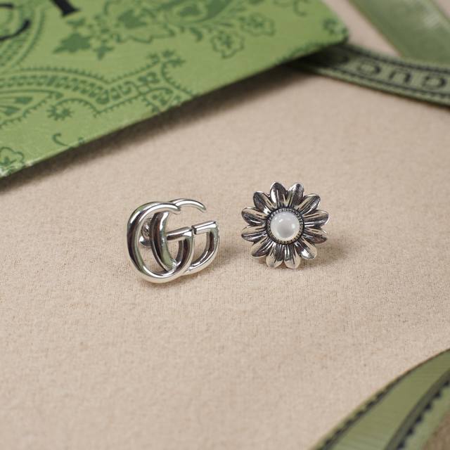 Gucci互扣式双G小雏菊Ab版复古耳钉 Interlocking G Logo小雏菊搭配白色宝石带来不同氛围感，不对称耳钉，加上标志性Logo时尚感十足 普通