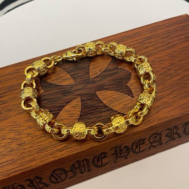 新款 专柜品质 Chrome Hearts克罗心经典黄金色十字架花球手链 凹凸造型不同的花纹设计风格 呈现出与众不同 十字架 童军花是克罗心的志 所以更经久不衰
