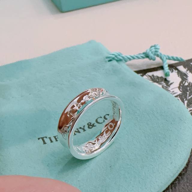 Tiffany 蒂芙尼戒指 简约大气百搭 潮流单品 全新升级版 戒指码数 67891011 V金镀铂金层 非常不错的款式推荐这款 搭配设计多元素每一层设计每款都