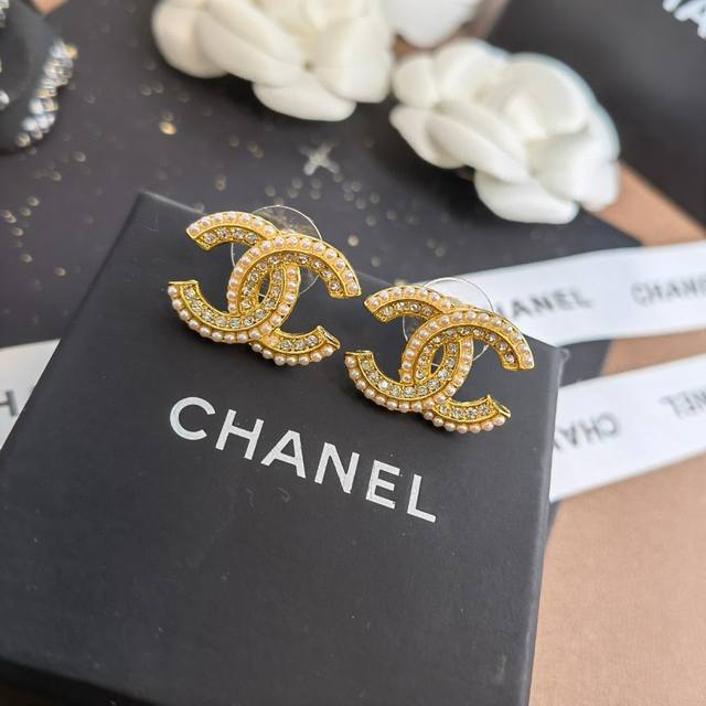 Chanel 专柜最新款同步上新香奈儿晶钻米粒珍珠耳钉火热爆款来袭大牌香奶奶这个品牌在时尚女性当中绝对无所不知都知道它的经典与岁月逢出货必火的一个知名品牌同步专