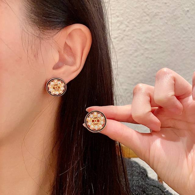 Chanel香奈儿 中古 耳钉小香家的款式真心无需多介绍每一款都超好看，精致大方，非常显气质