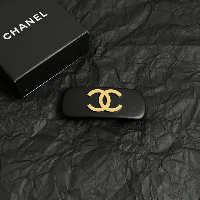 Chanel 小香中古发夹 超洋气的古铜色 配上经典双C家抓夹夹 简直颜值爆棚 太喜欢了 强推 很有份量的发夹 拿在手里沉甸甸的