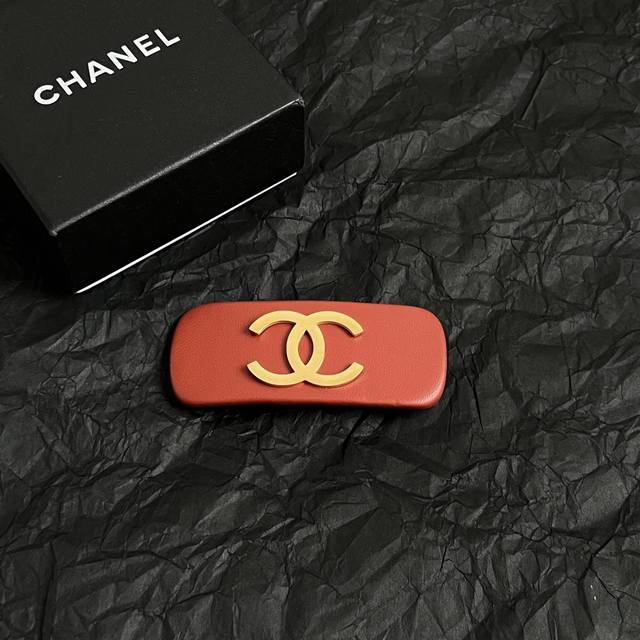 Chanel 小香中古发夹 超洋气的古铜色 配上经典双C家抓夹夹 简直颜值爆棚 太喜欢了 强推 很有份量的发夹 拿在手里沉甸甸的