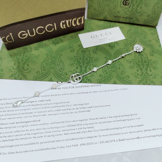 Gucci这款Gg Marmont系列时尚作品将水晶 珍珠装饰和双G细节巧妙融入一体 或以吊坠形式呈现 或点缀于整条链之上 这款雅致的手链巧妙融入双G和珍珠母贝