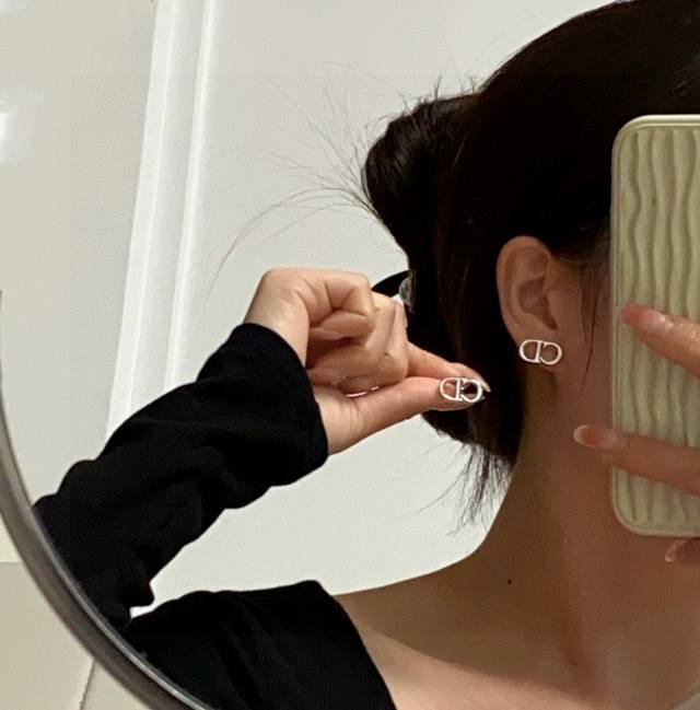 迪奥Dior 经典款众多女神同款 Cd小耳钉 简约又大方 经典的Cd耳环 彰显着特立独行的都市风尚，方寸之间，尽显别致与矜贵。原版黄铜925纯银针 材质 正品品