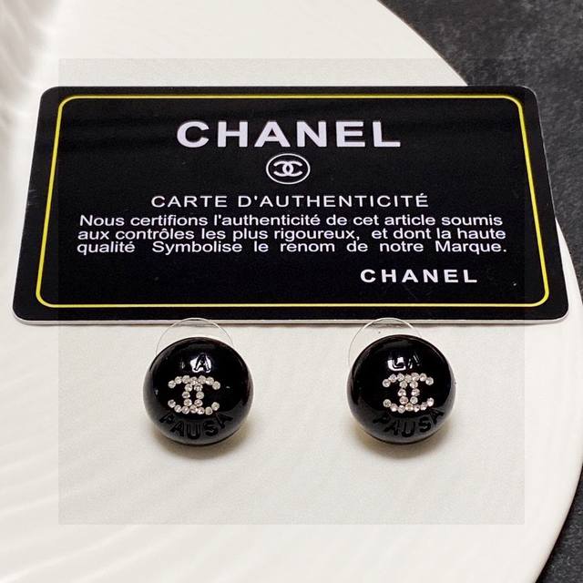 香奶奶Chanel微镶钻耳钉 新品 双Cchanel耳环 搭配 非常日常百搭的一款 简单实用 美美哒 专柜正品一致 厚度赞 质感超赞 9.25银针
