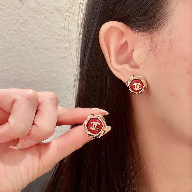 Chanel香奈儿 中古 双C耳钉小香家的款式真心无需多介绍每一款都超好看，精致大方，非常显气质