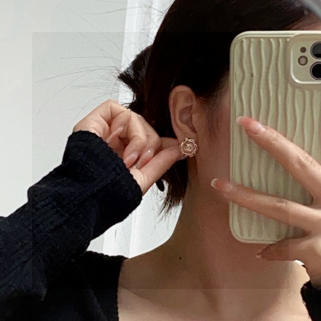 Chanel 香奈儿双C晶莹剔透粉色耳钉 这款随意搭配都是非常好看百搭时尚单品 日常款 很修饰脸型 很上档次的 很优雅气质 香香的耳钉实在是太精致了、淑女大气