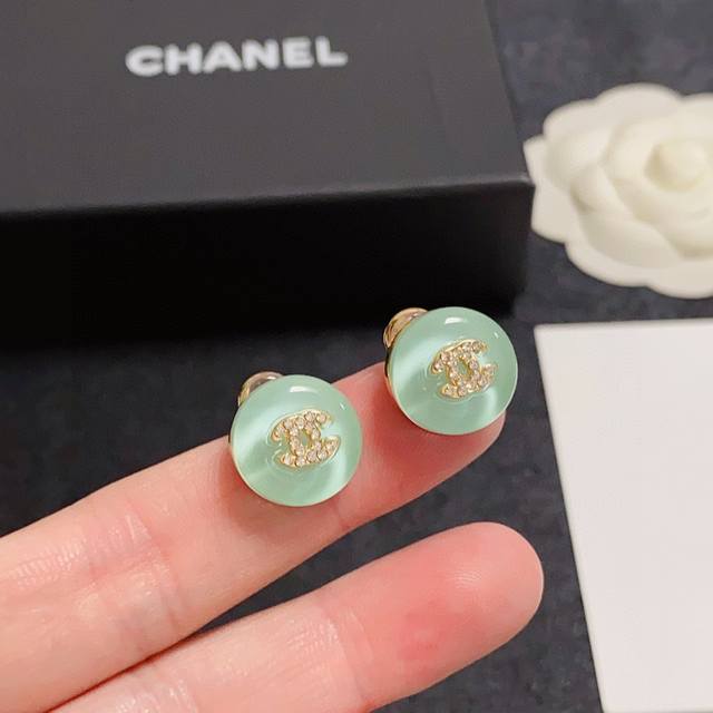 新款 Chanel 小香双C简约夏季果冻蓝色镶钻小耳钉这款耳环真的超级美看着设计简单但是佩戴效果好看到爆就连我这种小耳垂的也很Ok Zp黄铜材质 上耳超气质优雅