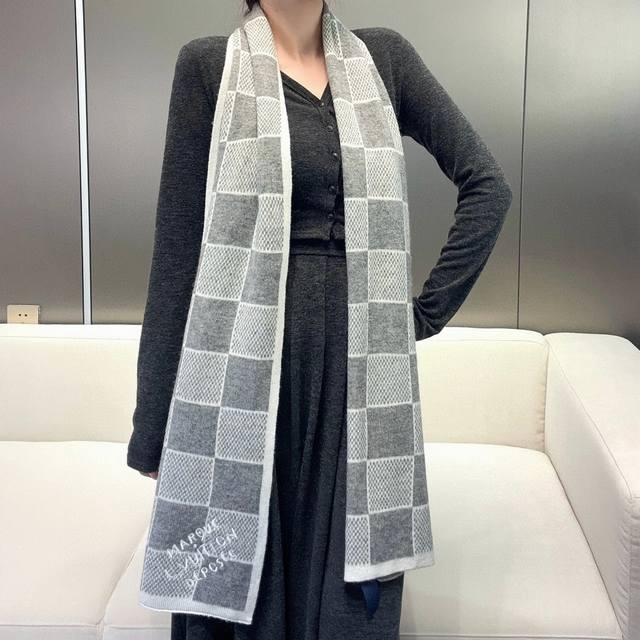Lv年最新棋盘格元素情侣款现在晒图的还比较少，刚出的新款，等再过几周马上会刷爆了凹造型又保暖Lv最新秋冬款，相信我，真心是温暖大绵羊！品质无敌赞，采用羊绒羊毛面