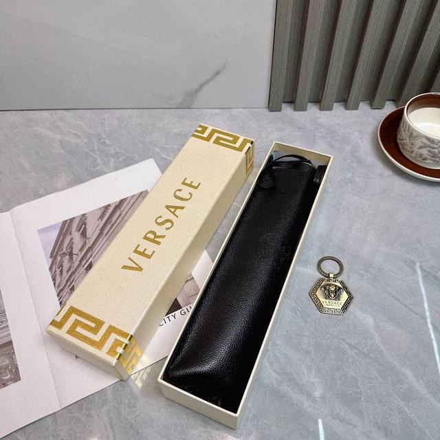 范思哲 Versace 夏季新款 全自动折叠晴雨伞 黑色涂层防晒有效阻隔紫外线99%，Upf 50 所以能起到伞下体感降温的效果！ 有效隔热，高效防晒 一把搞定