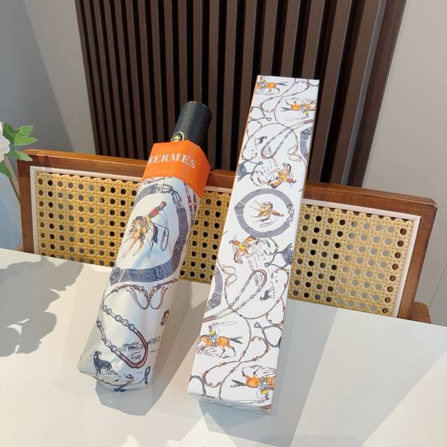 爱马仕 HermèS 新款 极品H家三折自动伞重磅呈现 以其精湛的工艺技术和源源不断的想像力 新涂层技术伞布 带来令人惊喜的遮光效果 让防晒及隔热性能更优保障