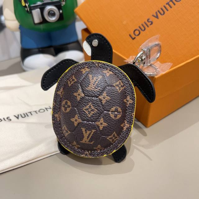 官网新品M01471Louis Vuitton 路易威登海龟乌龟包钥匙扣挂件 Lv蓝牙耳机包 Turtle Pouch 钥匙扣 Lv Turtle Pouch