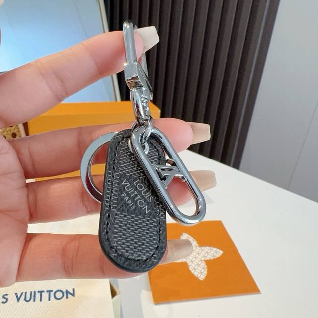Lv 钥匙扣 车钥匙挂件M00927 Padded Circle 包饰与钥匙扣大胆混合多重材质和品牌元素。抛光金属塑造 Lv Link 标识，Monogram