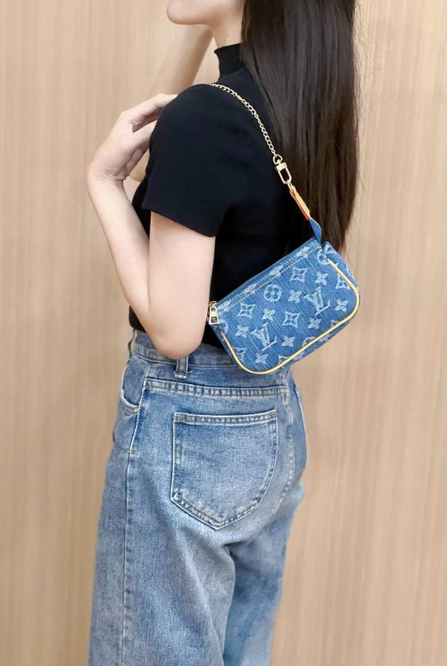 配斜挎长链新品Louis Vuitton 路易威登Lv迷你牛仔麻将包 手机包 钥匙扣 可斜挎 手提 尺寸：15×3.5×9.5 长宽高