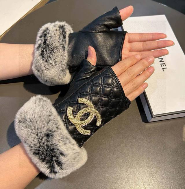 Chanel 香奈儿秋冬短款懒兔毛手套值得对比同款不同品质，秒杀市场差产品，进口一级羊皮懒兔毛内里加绒 经典不过时款.喜欢半指可以入手了，这种品质的今年用了明年