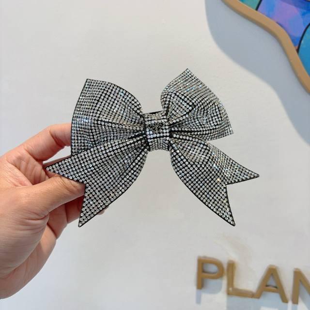 配包装 Chanel 香奈儿 明星同款蝴蝶结贴钻发夹 弹弓夹 网红推荐款 复古蝴蝶结款，超级百搭哦！