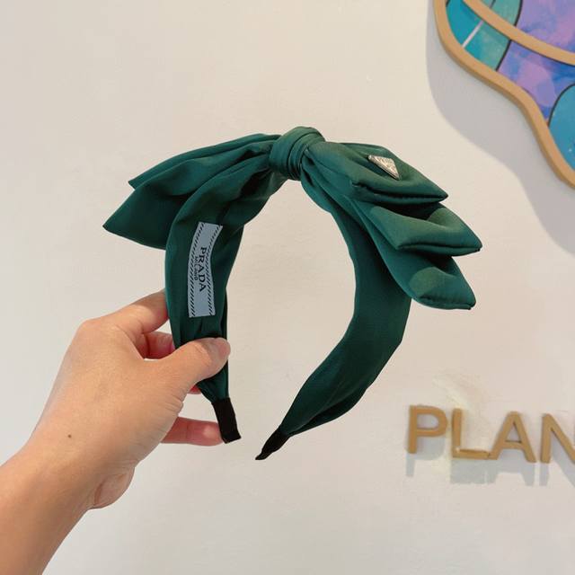 配包装 Prada 普拉达 欧美新款蝴蝶结潮流色彩发箍，明星同款 女神必备单品，非常百搭，时尚潮流， 戴上它满满的高大上。