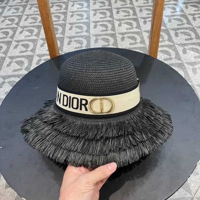 Dior迪奥 的新款草编遮阳草帽大沿帽沙滩风，简约大方，百搭单品～出街首选，新款帽型超美腻，新品上架