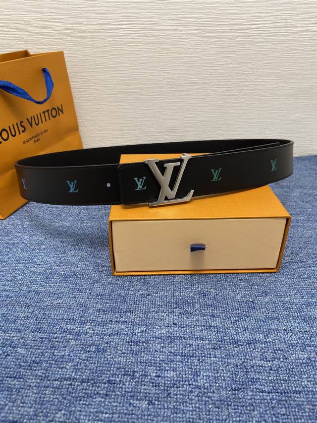 lv Dimension 4.0双面腰带将经典格调引入新颖尺幅设计。皮革压印 Lv 字母和 Monogram 花卉，与纤秀 Lv 字母搭扣相映成趣，令品牌标识低