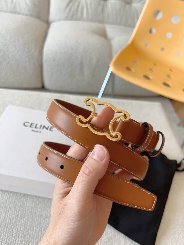 赛琳 Celine 女士腰带，以其经典的设计和卓越的品质，成为时尚界的永恒之选。Triomphe凯旋门系列，金色的凯旋门落空五金搭配光滑的牛皮革，散发着时尚而高