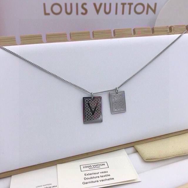 元配图片全套包装Monogram 吊坠项链 Monogram珠宝首饰系列融合精致的Monogram雕刻花纹与闪亮的金属饰面，展现出鲜明的设计个性与硬朗的造型气质