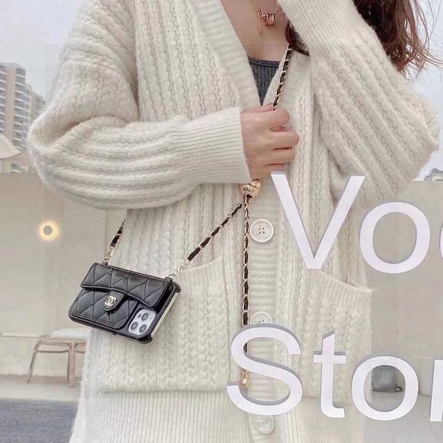 Chanel香奈儿火爆时尚圈的手机壳 专柜同款链条小金球可调节链条长度Iphone16系列更新 小羊皮菱格车线翻盖插卡 油边硬壳半包 时尚潮流必备 型号：打开本