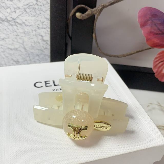 Celine 塞林 Celine 抓夹 新款珍珠Logo 中号 抓夹 气质百搭 日常精致小单品 小仙女必入单品 宝藏款 闭眼入推荐款 单个